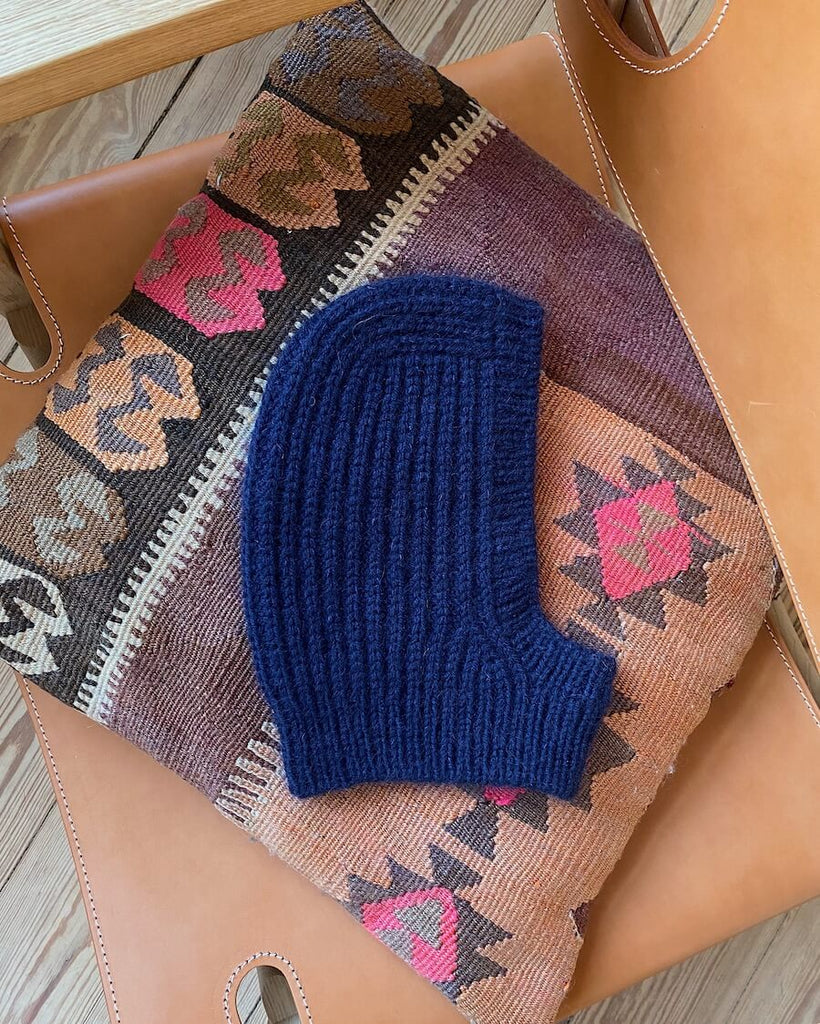 Liggebillede af blå November Balaclava