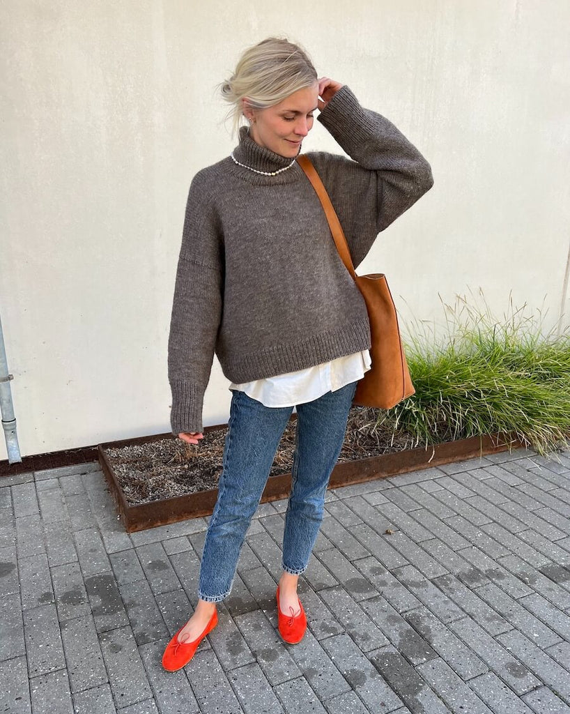 Kvinde iført gråbrun Chestnut Sweater