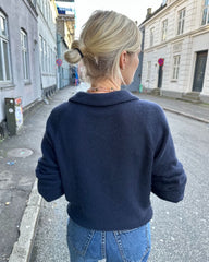 Kvinde iført blå Elisabeth Blouse 