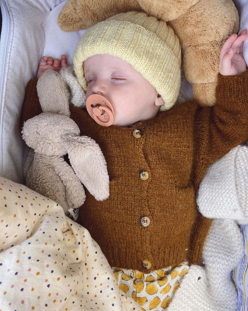 Barn iført okkerfarvet Ellens Cardigan