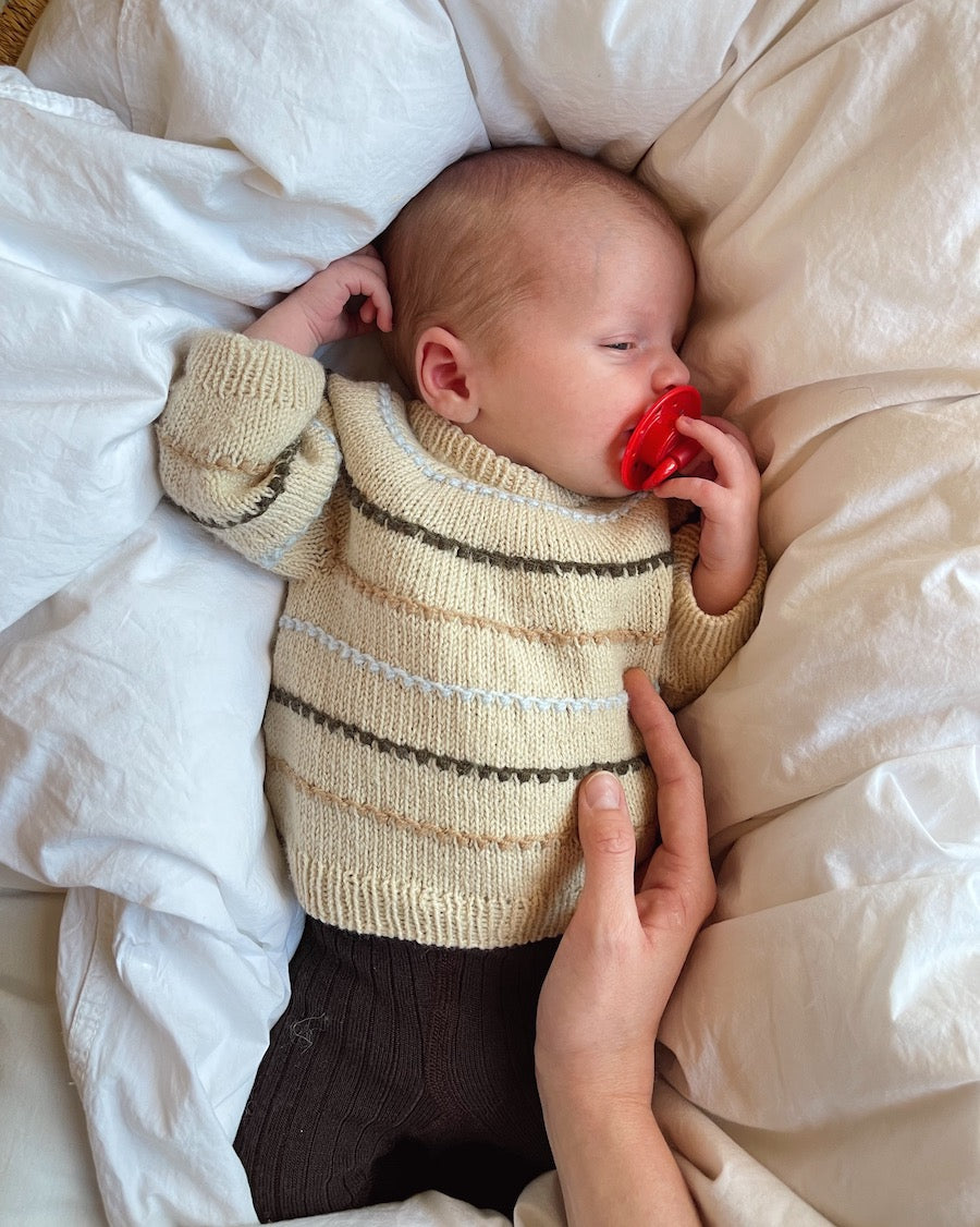 Baby iført Festival Sweater Baby
