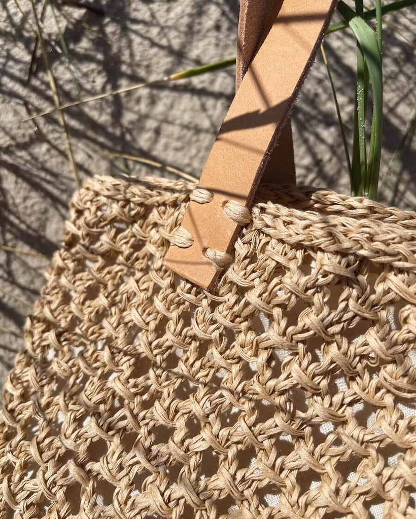 Nærbillede af french market bag og læderstropper i natur