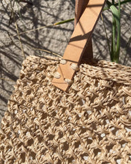 Nærbillede af french market bag og læderstropper i natur