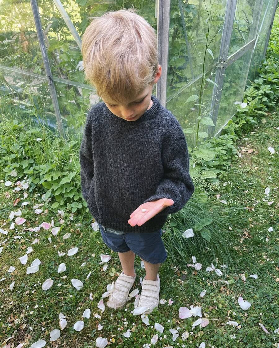 Barn iført koksgrå Hanstholm Sweater Junior