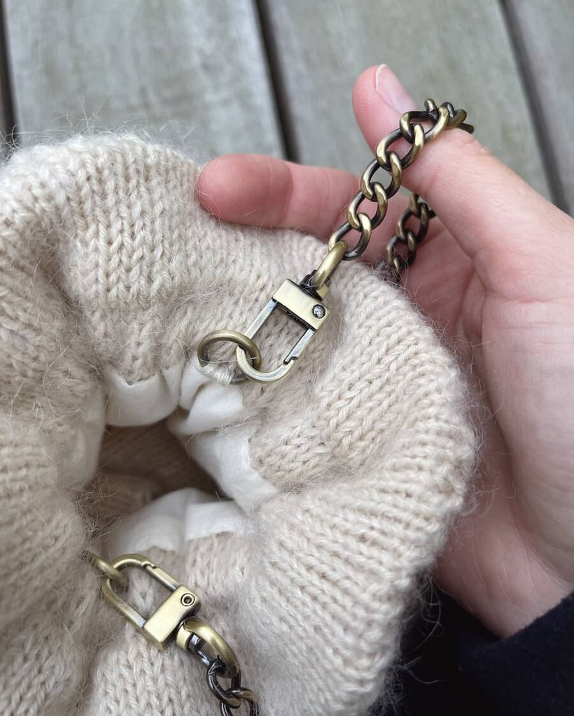 Close up af kæde sat fast i honey bucket bag