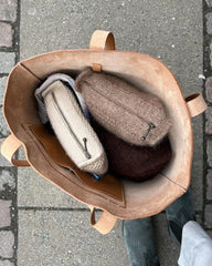 Brun og lys Honey clutch stående nede i taske