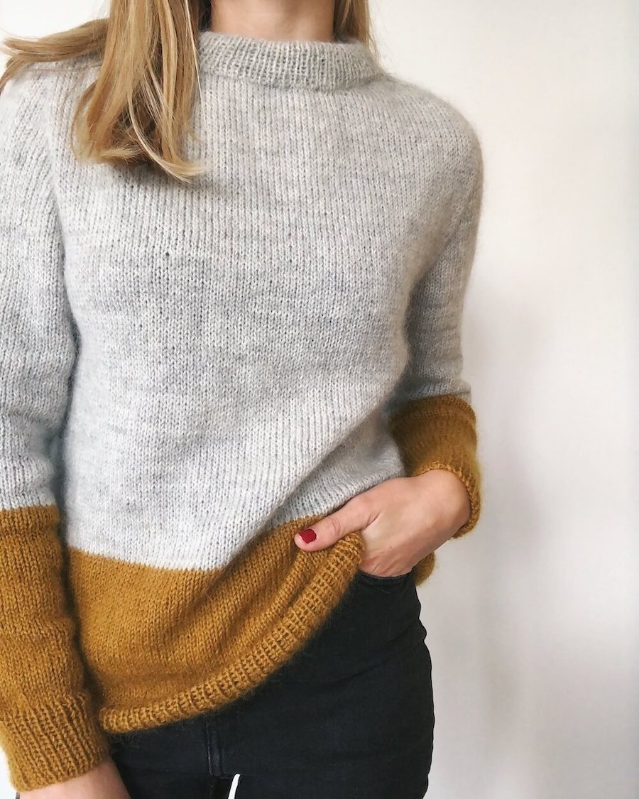 Kvinde iført gul og grå Kontrastsweater
