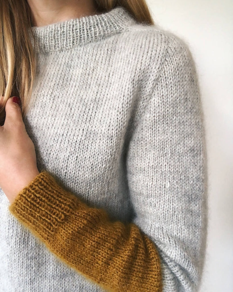 Kvinde iført gul og grå Kontrastsweater