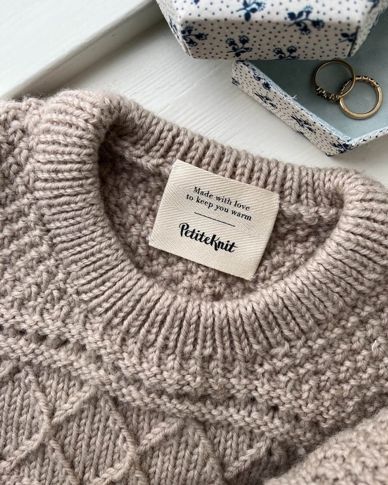 Diverse labels fra Petiteknit på bord