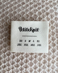 Petiteknit label med størrelser