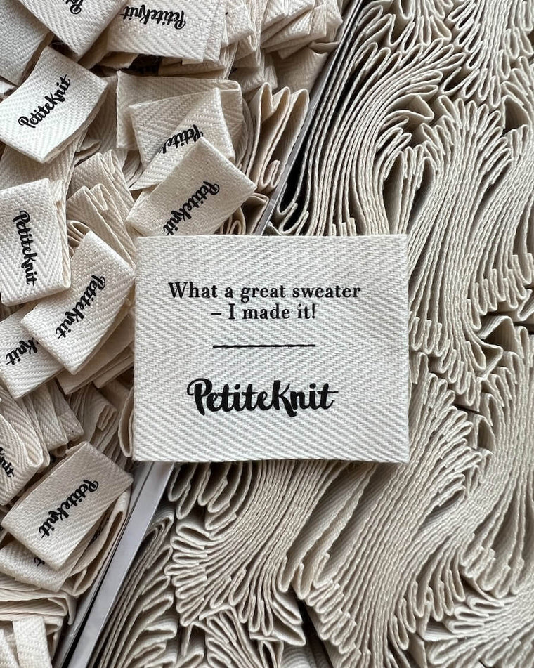 Forskellige Petiteknit labels liggende sammen
