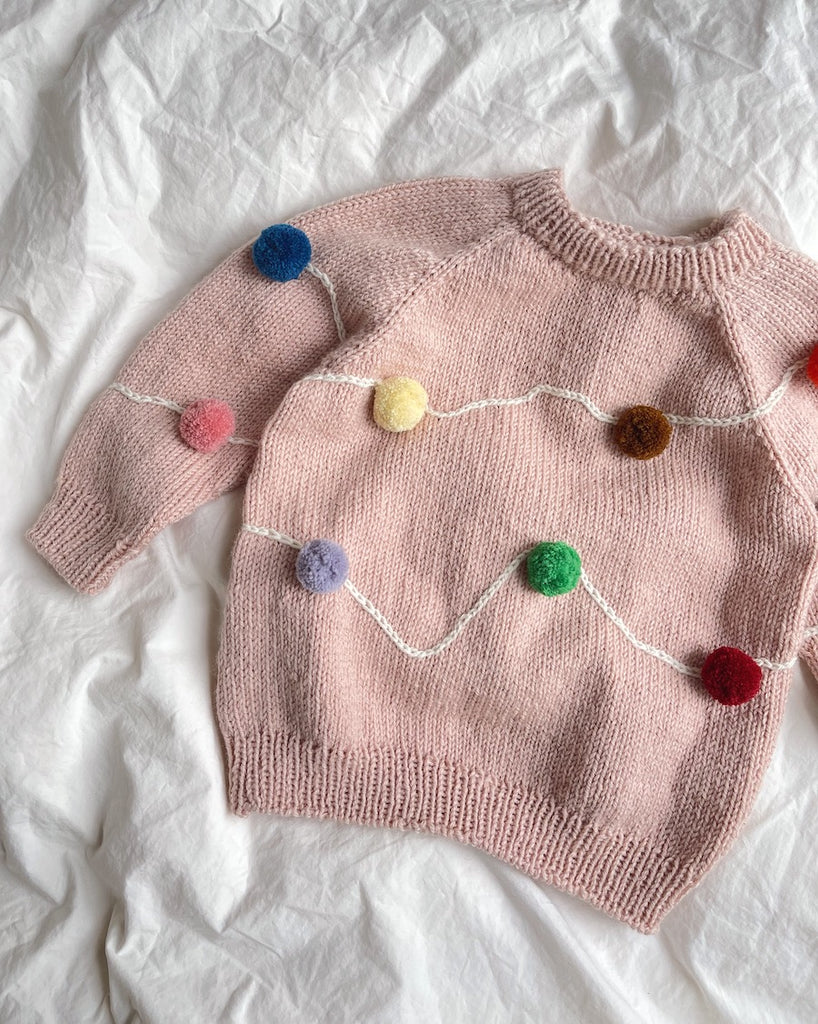Liggebillede med lyserød Let's Christmas Sweater