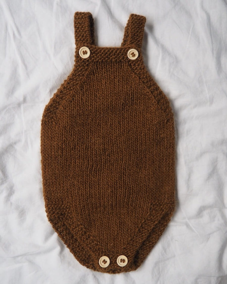 Baby iført lyserød Lillebrors Romper