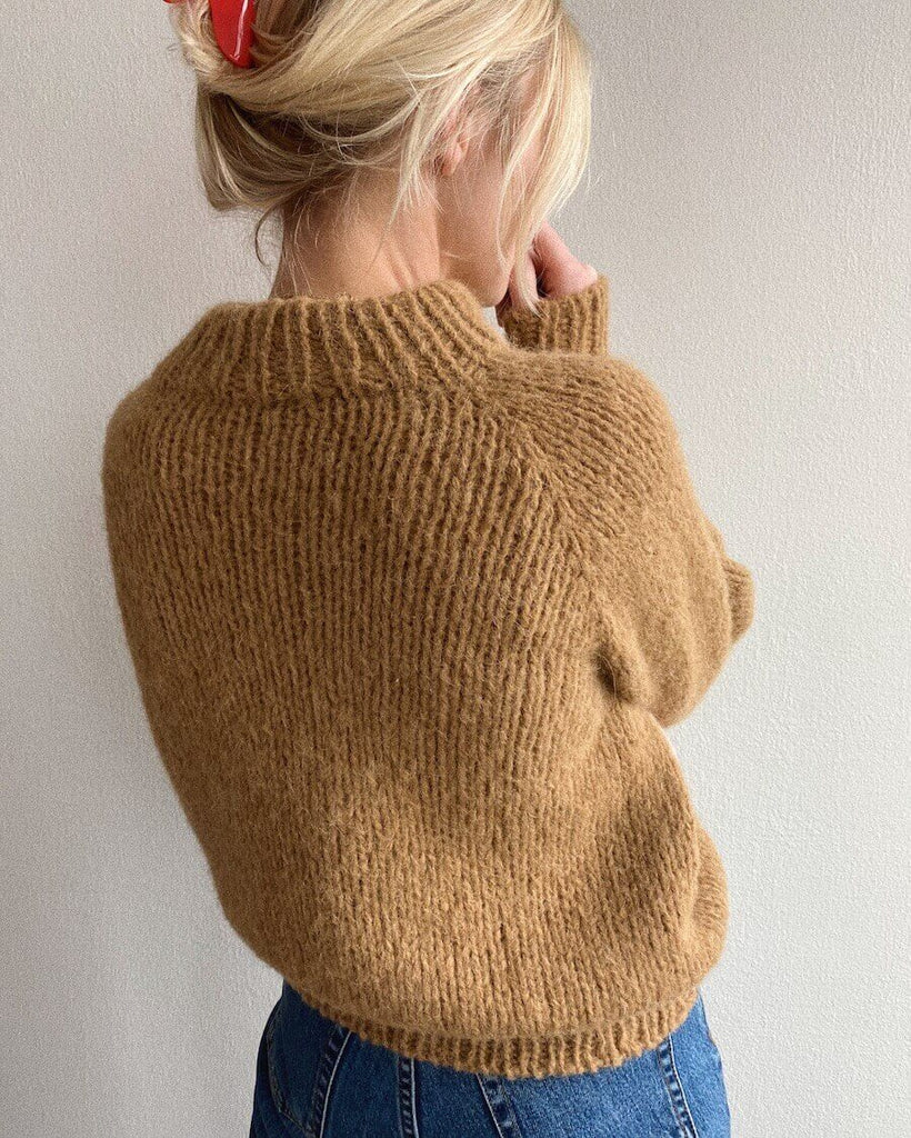 Kvinde iført brun Louisiana Sweater