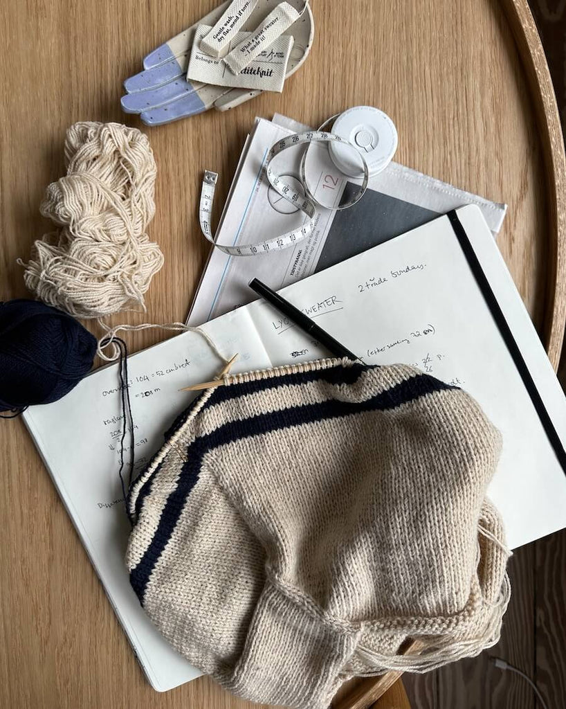 PetiteKnit Målebånd på bord med Lyon Sweater