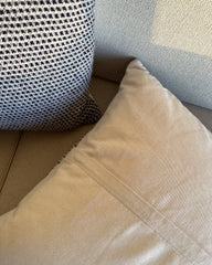 Hvid og blå Marie Pillow sammen med hvid og grå Marie Pillow