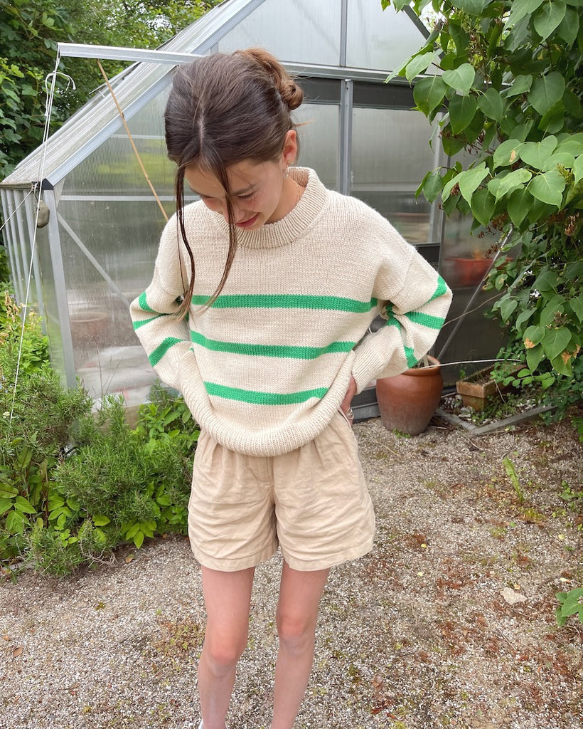 Pige iført grøn og hvid Marseille Sweater Young