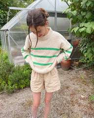 Pige iført grøn og hvid Marseille Sweater Young