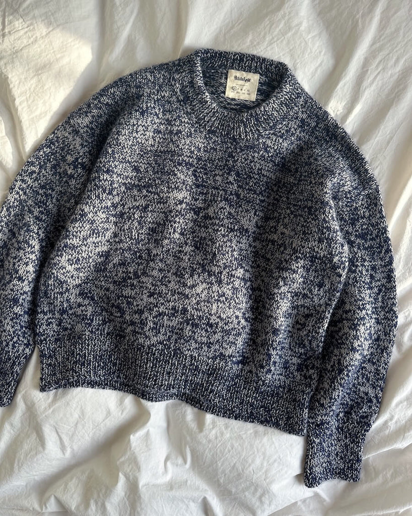 Liggebillede af hvid og mørkeblå Melange Sweater