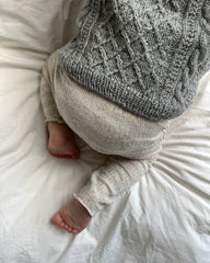 Barn iført grå Moby Slipover Baby