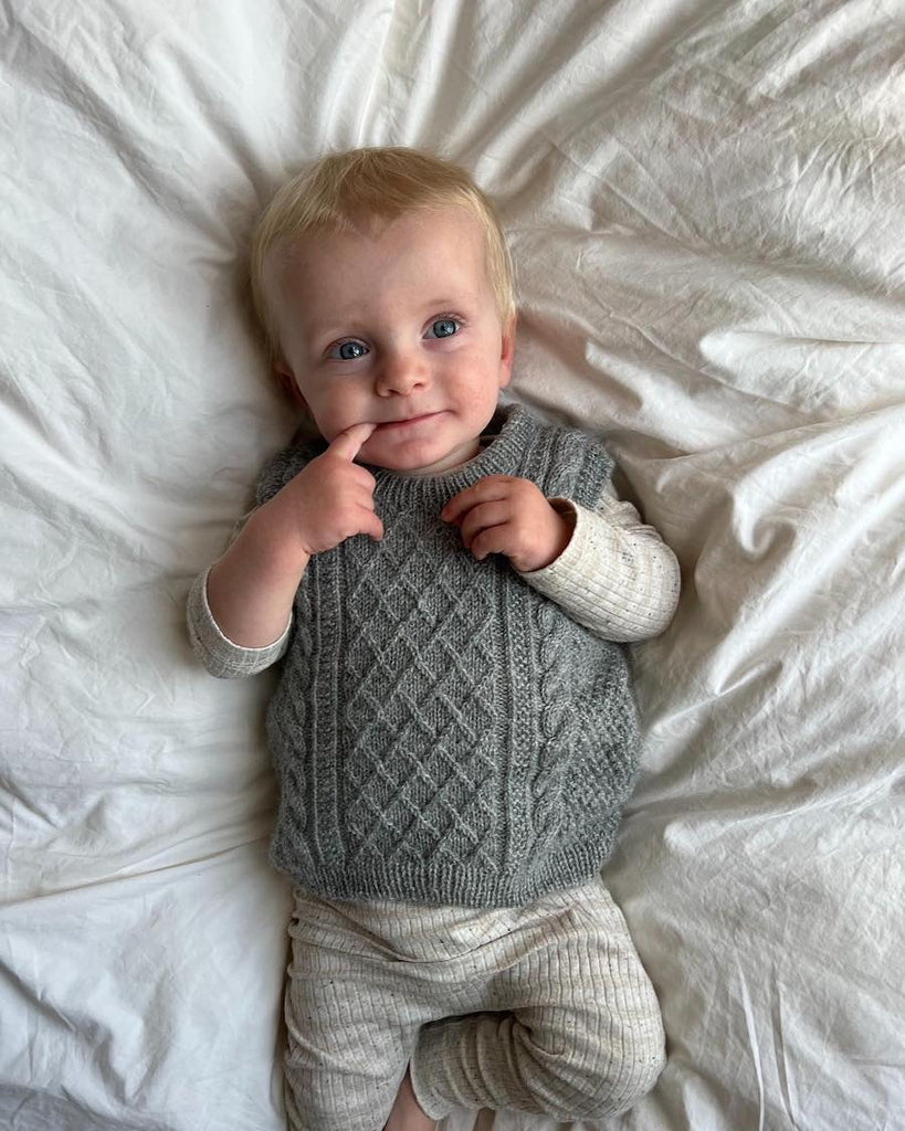 Barn iført grå Moby Slipover Baby
