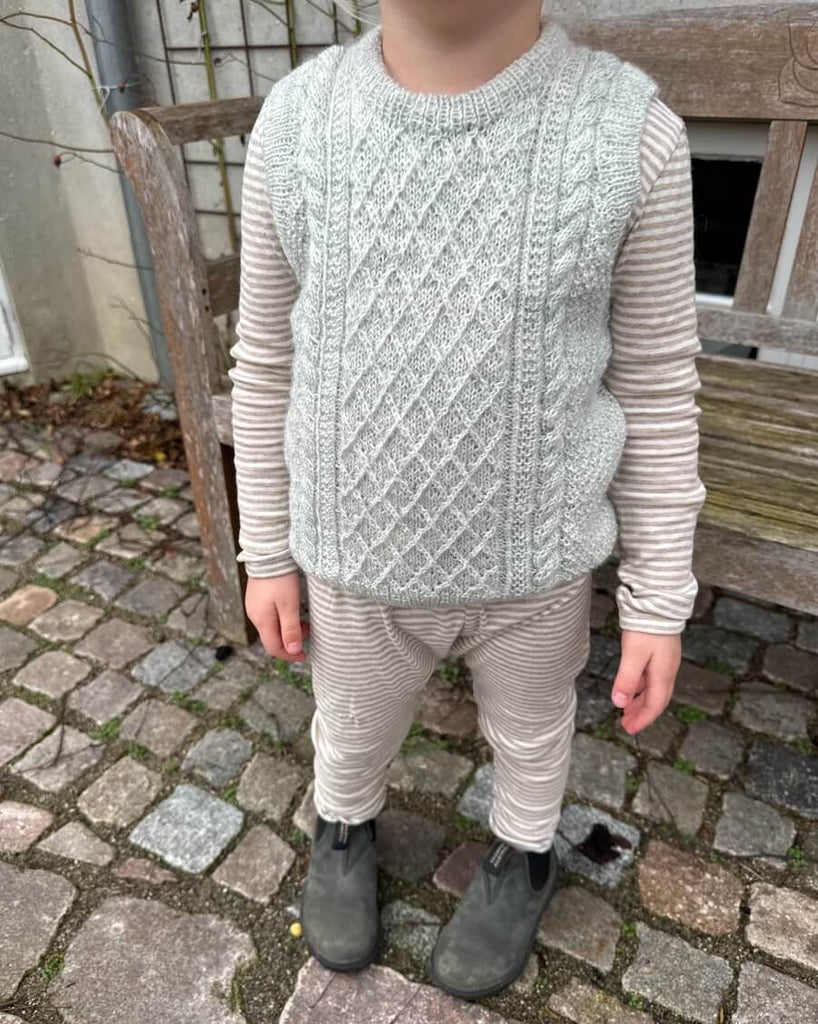 Barn iført lysegrå Moby Slipover Mini
