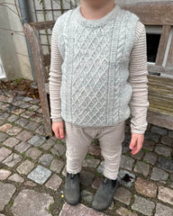 Barn iført lysegrå Moby Slipover Mini