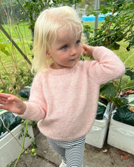 Barn iført lyserød Monday Sweater Junior 