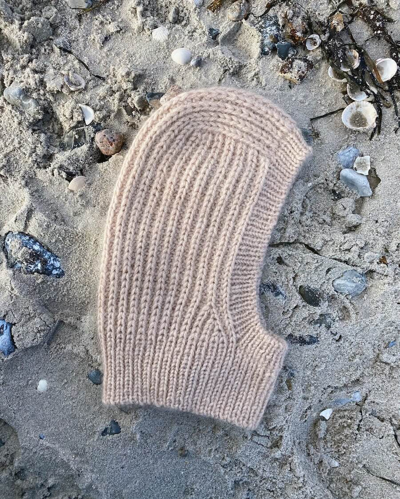 Liggebillede af beige November Balaclava Mini 
