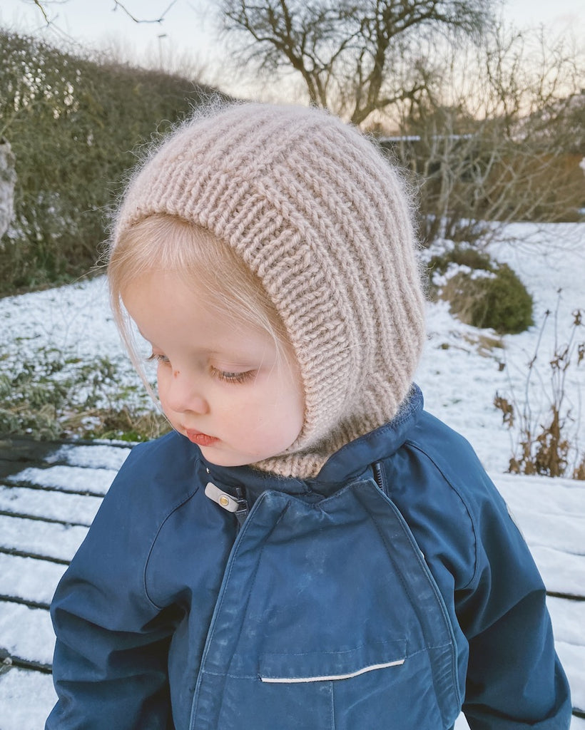 Barn iført beige November Balaclava Mini 