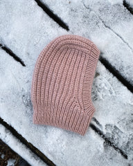 Liggebillede af lyserød November Balaclava Mini 
