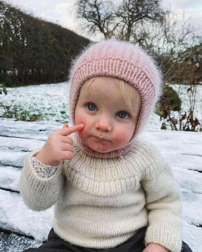 Barn iført lyserød November Balaclava Mini 