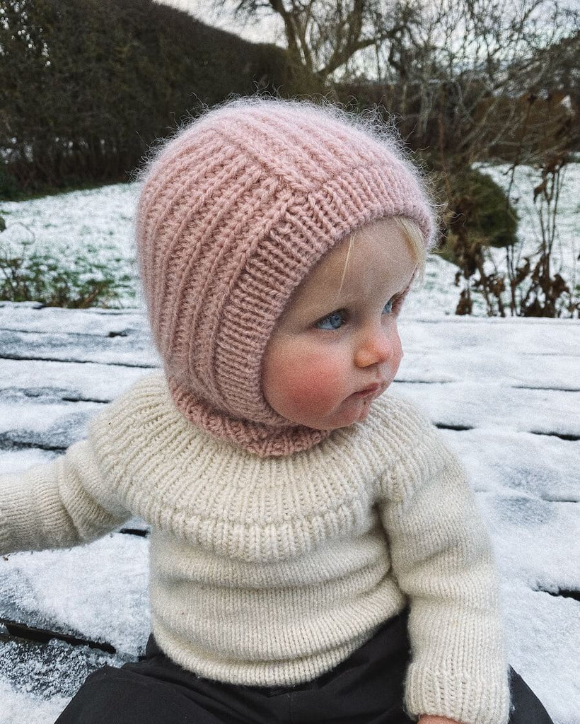 Barn iført lyserød November Balaclava Mini 