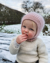 Barn iført lyserød November Balaclava Mini 