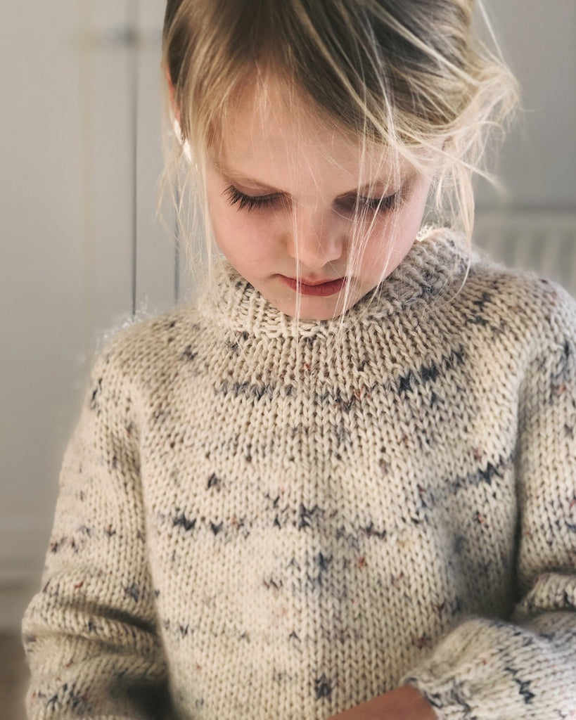Barn iført lys nistret Novice Sweater Junior