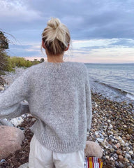 Kvinde iført lysegrå Novice Cardigan – Chunky Edition