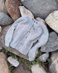 Liggebillede af lysegrå Novice Cardigan – Chunky Edition