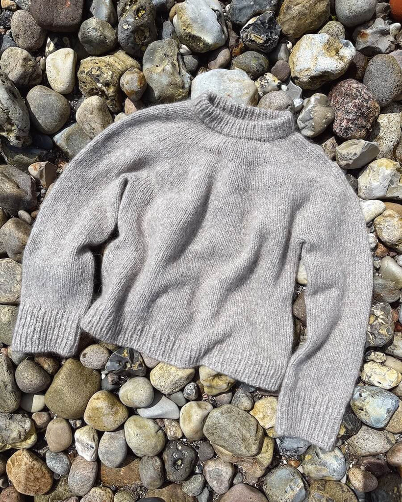 Liggebillede af grå Novice Sweater – Chunky Edition