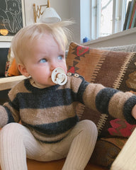 Barn iført grå og brunstribet Wilfreds Trøje