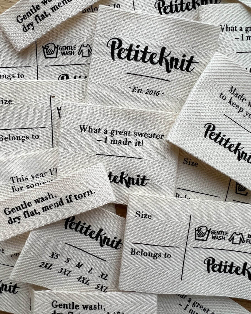 Forskellige Petiteknit labels liggende sammen