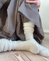 Kvinde iført hvide Penny Socks
