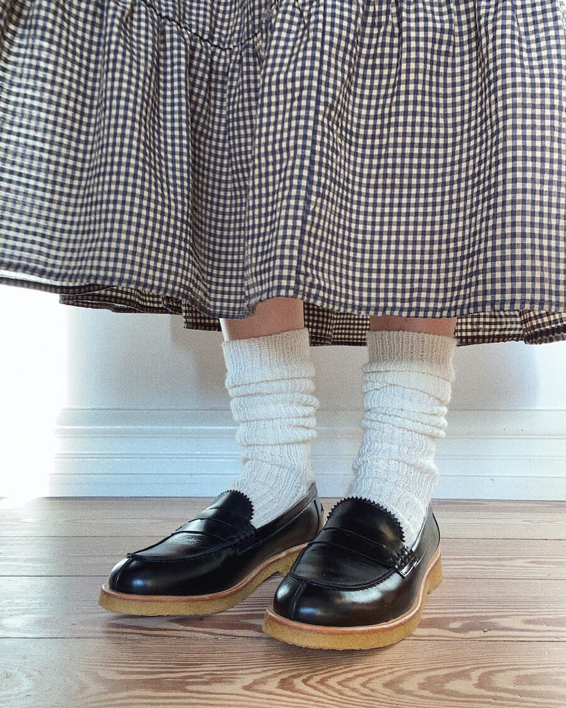 Kvinde iført hvide Penny Socks