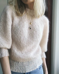 Kvinde iført hvid Saturday Night Sweater