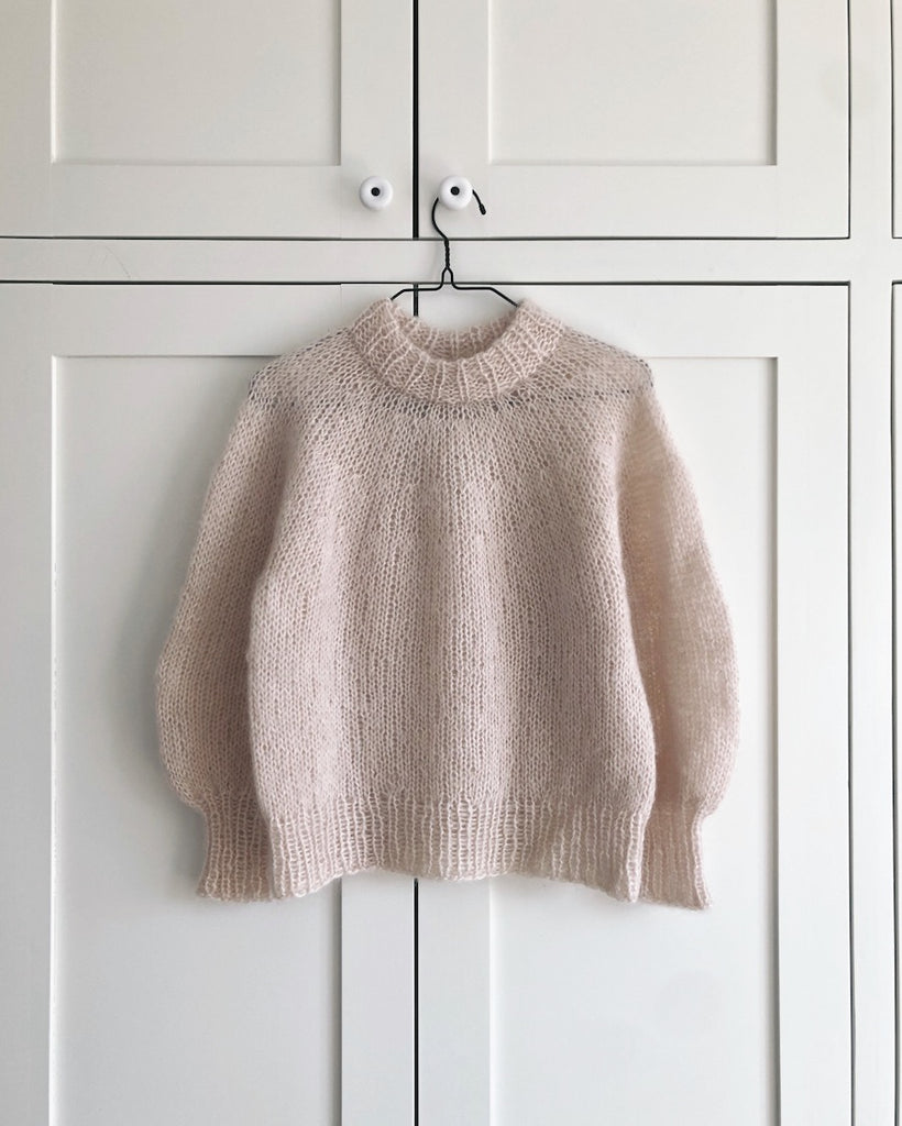 Hvid Saturday Night Sweater hængende på bøjle