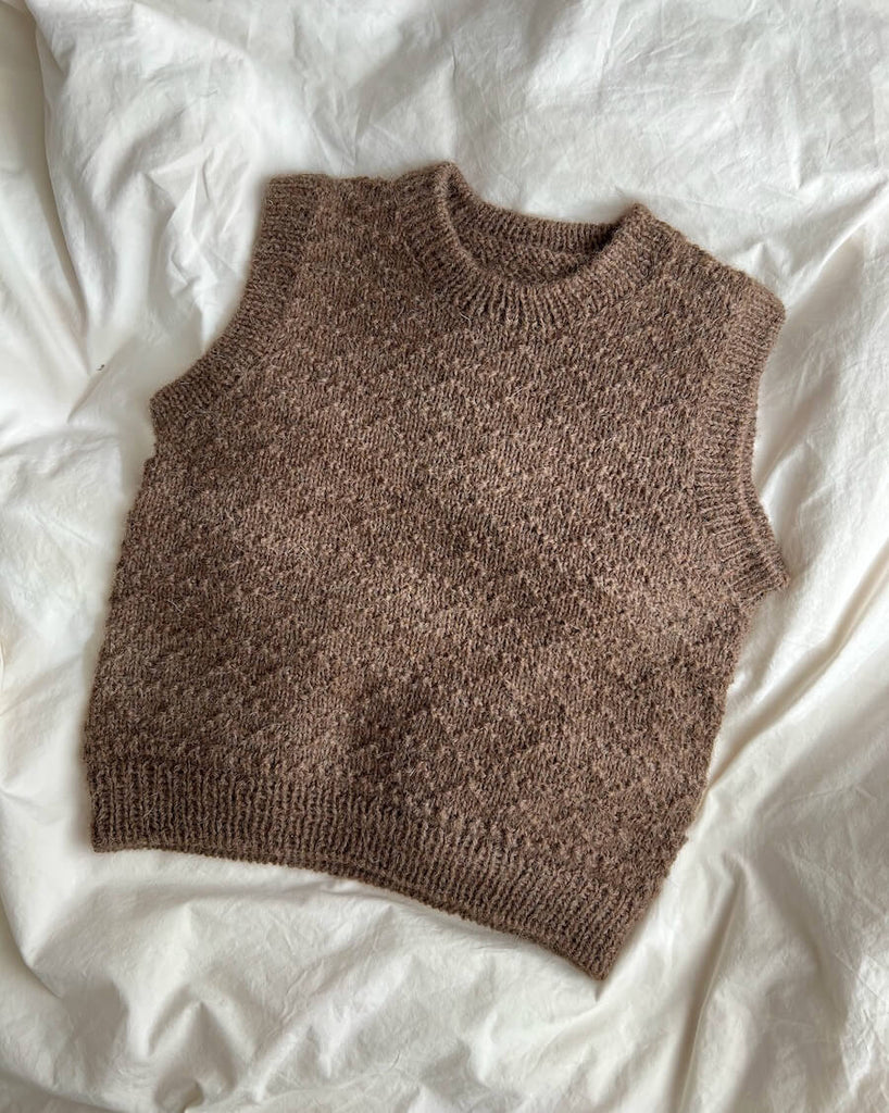 Liggebillede af brun Sille Slipover Mini 