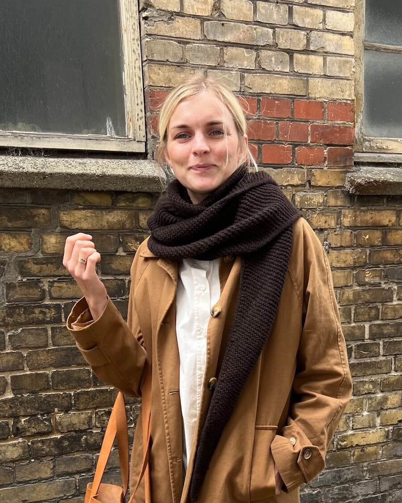 Kvinde med brunt Sophie Shawl 