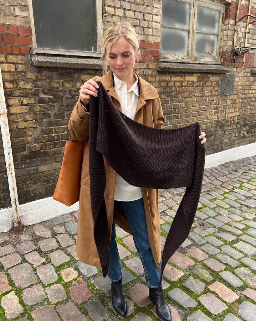 Kvinde holder brunt Sophie Shawl ud fra sig