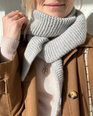 Kvinde med lysegråt Sophie Shawl 