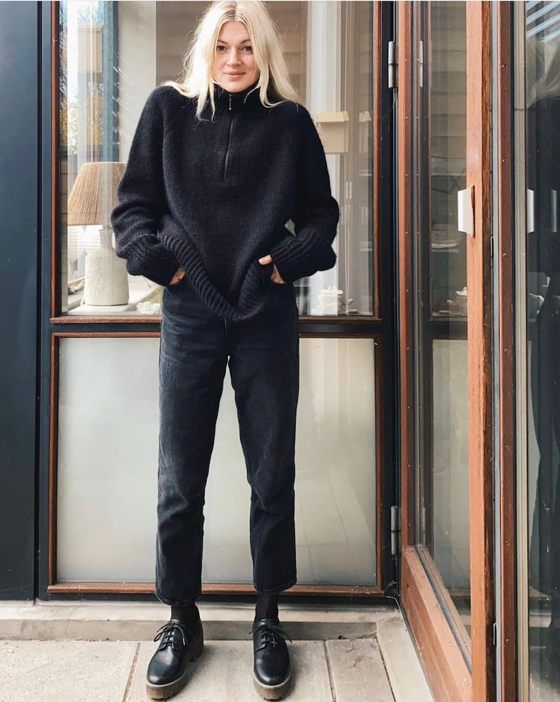 Dame med sort zipper sweater og 35 cm lynlås i halsen