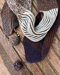 Liggebillede af brunt og lyseblåt Structure Scarf